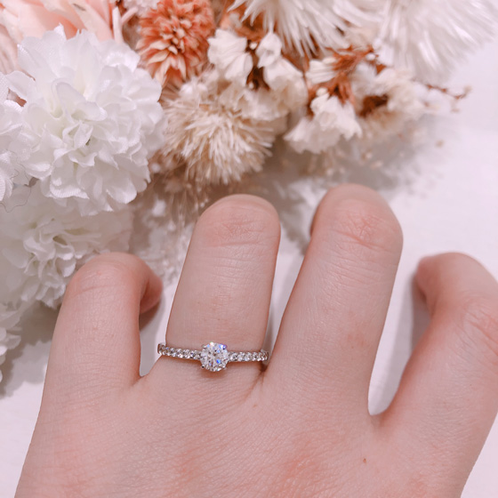 余分なものを取り除き、ダイヤモンドの輝きに着目した華やかなデザインの婚約指輪（エンゲージリング）。