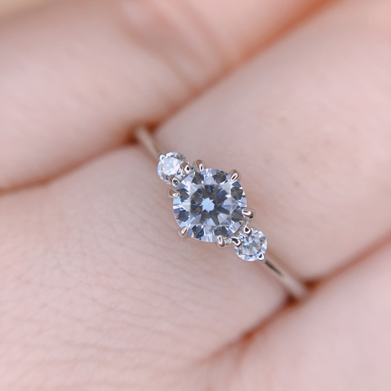 両サイドのメレダイヤモンドをH&C(ハート＆キューピッド)へグレードアップすることも可能です。シンプルの中に可愛らしさが欲しい方におすすめです。