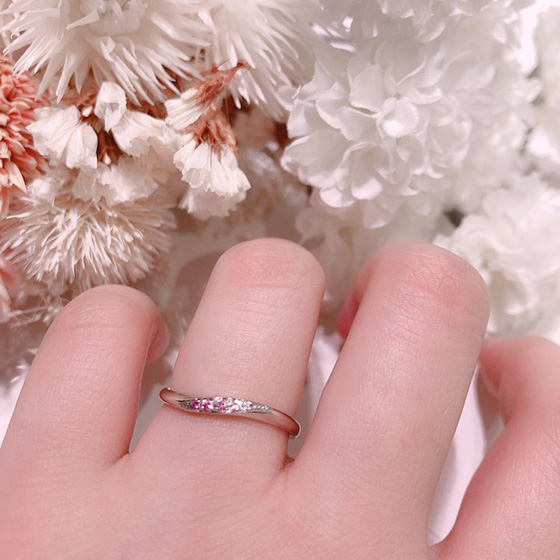 S字ラインがお指に馴染む結婚指輪です。ピンクがキュートな印象に。