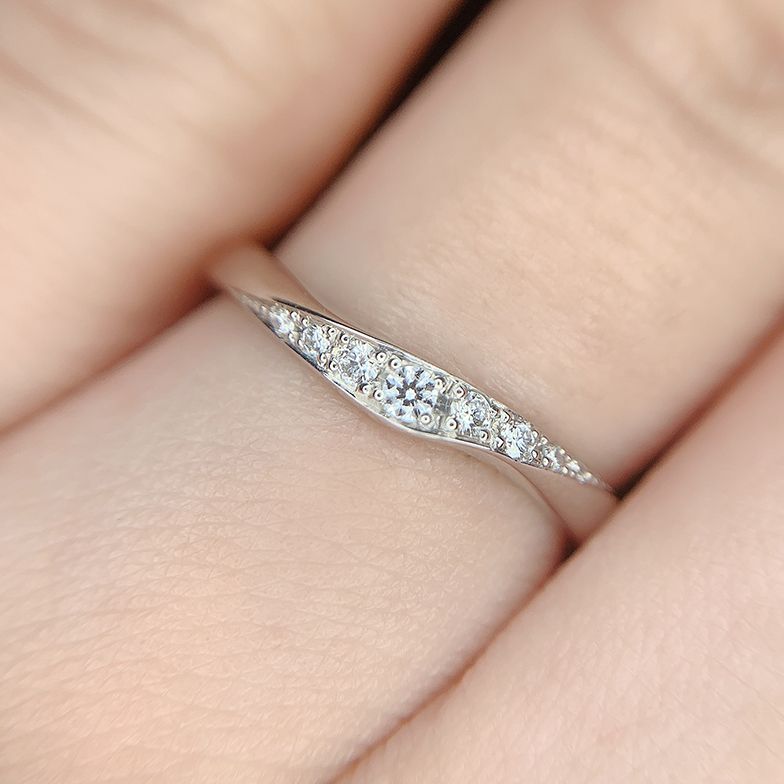 グラデーションで留められたダイヤモンドが美しいレディースの結婚指輪。