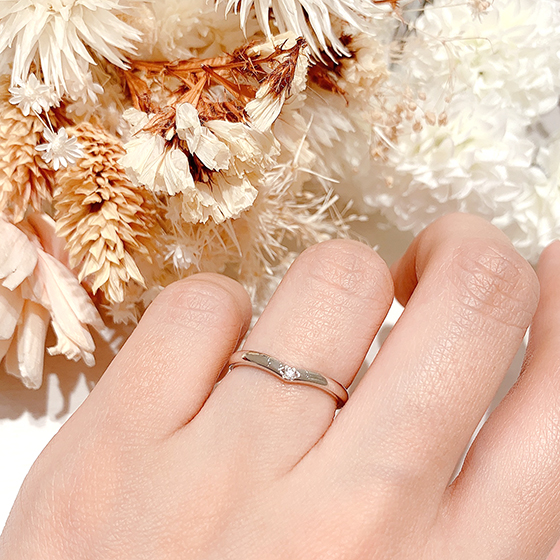 V字ラインの結婚指輪デザインは比較的種類が少なく、手をきれいに見せてくれることから女性に人気です。プラチナ・ゴールドなど素材変更でアレンジもできます。