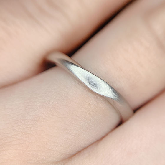斜めのラインに艶消し加工を施したmen'sの結婚指輪。