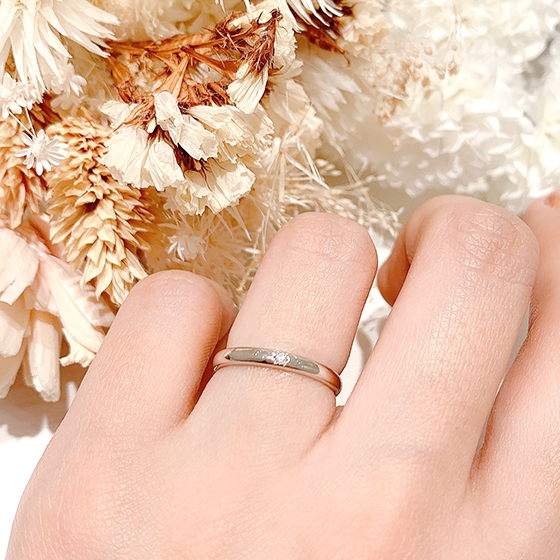 ストレートタイプ、プラチナダイヤモンドリング。王道の結婚指輪デザインと言えます。シンプルで飽きの来ない人気のマリッジリングですね。