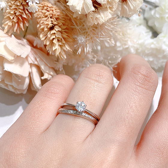 シンプルな婚約指輪と細身の結婚指輪のセットリング。