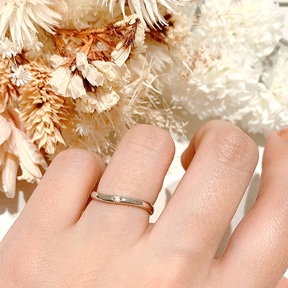 緩やかなS字ウエーブラインが指にしっくり馴染む着け心地の良い結婚指輪です。プラチナにダイヤモンド1石の定番リングといえます。