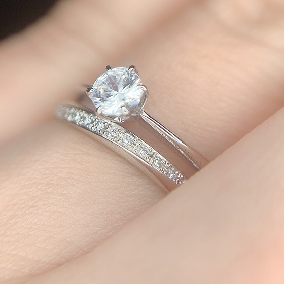ゴージャスな結婚指輪はシンプルな婚約指輪をより美しく引き立ててくれます。