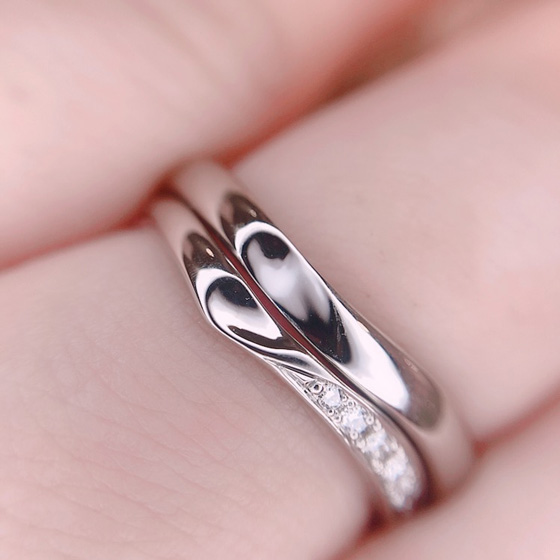 men's、lady'sとで重ねるとハートが浮かび上がる可愛らしいデザインの結婚指輪です。