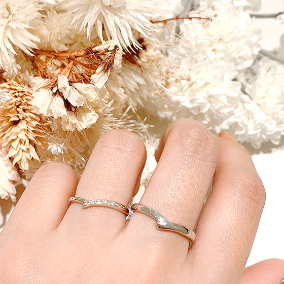 V字ラインの細身デザインは指が細くきれいに見えることで女性に人気です。シンプルで使いやすい飽きのこない結婚指輪。