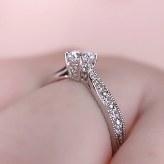 ダイヤモンドを留める爪が高くデザインされているため、すっきりとした仕上がりとなっています。