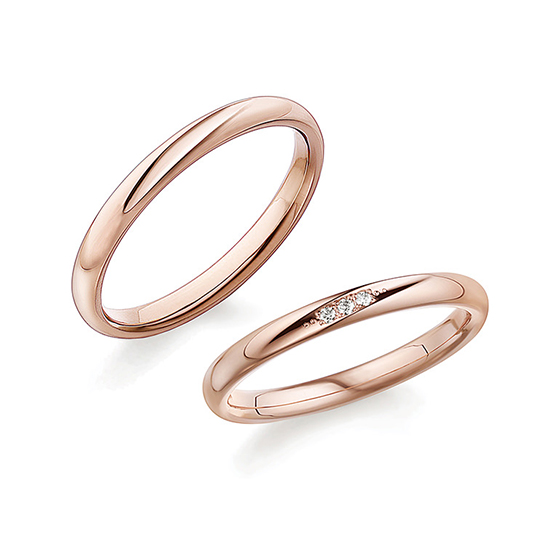 指に美しく映える甘さをおさえた大人の色合いショコラピンクゴールドの結婚指輪。