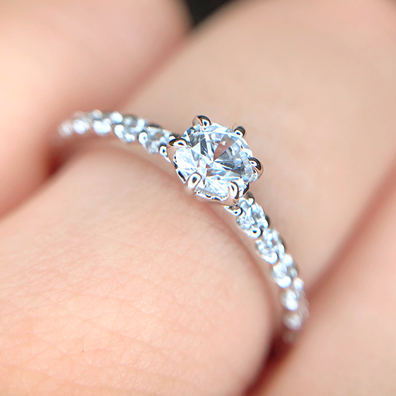 ストレートなゴージャスな婚約指輪。リング幅が細いので上品な輝きです。