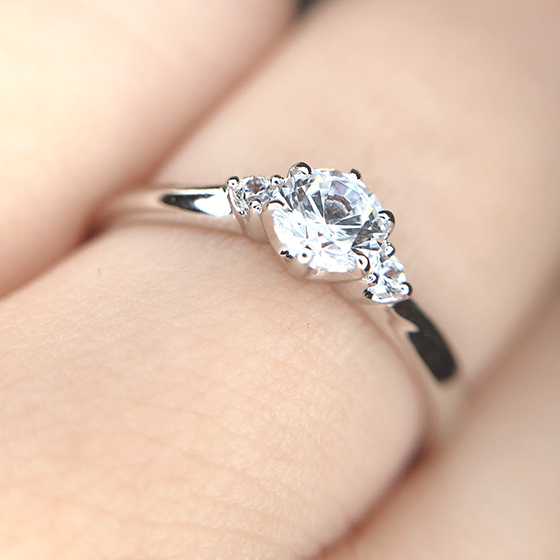 サイドにセットされたメレダイヤモンドが人気の婚約指輪デザインです。