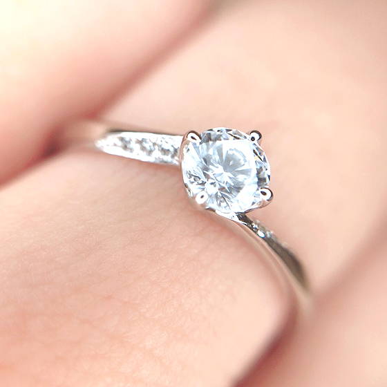 4本の立て爪の婚約指輪。ダイヤモンドの露出が高くより強い輝きを放ちます。