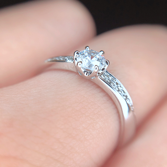 メインのダイヤモンドが綺麗に見えるシャトンセッティングの婚約指輪。