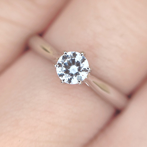 中央に絞られたアームがダイヤモンドを大きく魅せます。