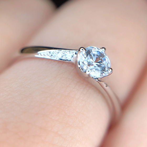側面寄りにセットされたサイドのメレダイヤモンドが指の動きに合わせてキラキラと輝きます。