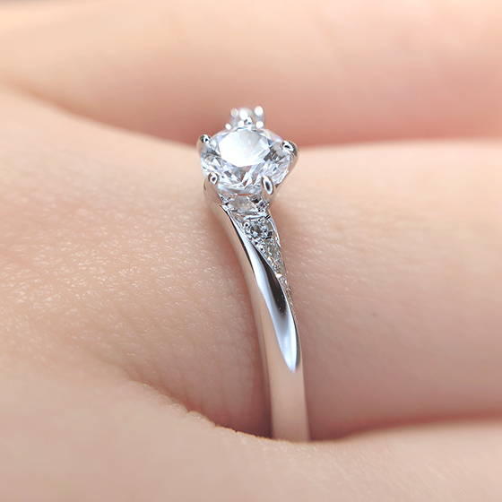 センターのダイヤモンドを美しく魅せてくれる6本立て爪の婚約指輪。