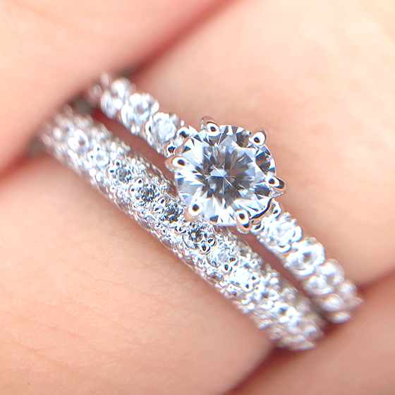 婚約指輪・結婚指輪共にゴージャスデザインのセットリング。眩い輝きに魅了されます。