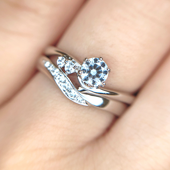 動きが綺麗に合う結婚指輪。動きのある婚約指輪とゴージャスな結婚指輪のセットリング。