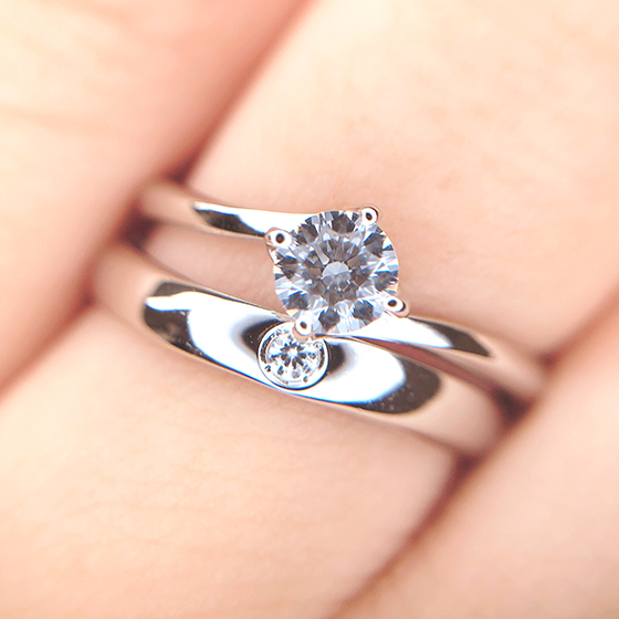 シンプルイズザベストのセットリング。婚約指輪と結婚指輪のボリューム違いもメリハリが生まれきれいなバランスです。