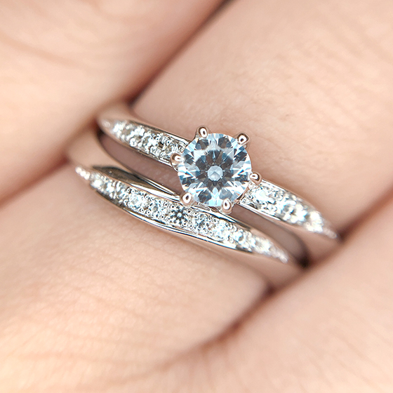 婚約指輪と結婚指輪のデザインを揃えたセット感が高い人気のセットリング。