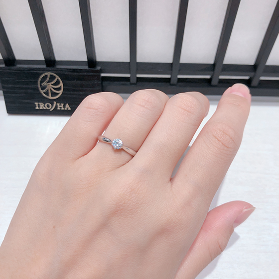 シンプルな婚約指輪デザイン。ダイヤモンドが際立ち美しい。