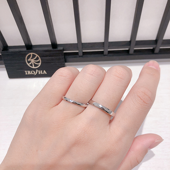 プレーンな甲丸の結婚指輪。men's・lady'sとボリュームを変えた嬉しい設計の結婚指輪。