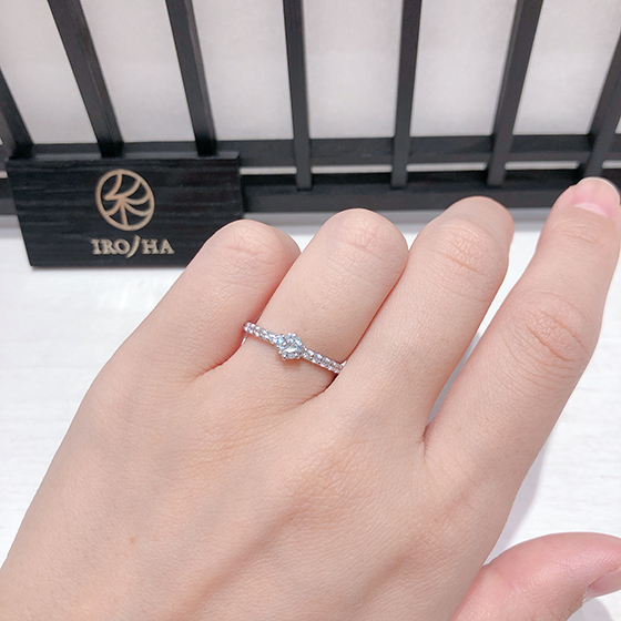 指全体がダイヤモンドの輝きで埋めれたゴージャスな婚約指輪。