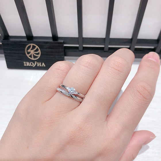 ストレートラインの婚約指輪と結婚指輪のセットリング。