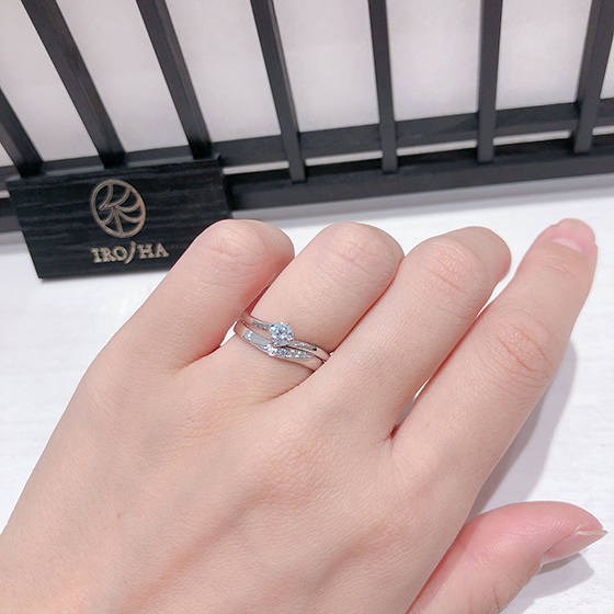 結婚指輪とセットライン。メリハリのあるリング幅が互いをよりキレイに魅せてくれます。