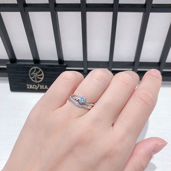 ラインがキレイに合う婚約指輪と結婚指輪のセットリング。小さなメレダイヤモンドが空間を埋めてくれます。