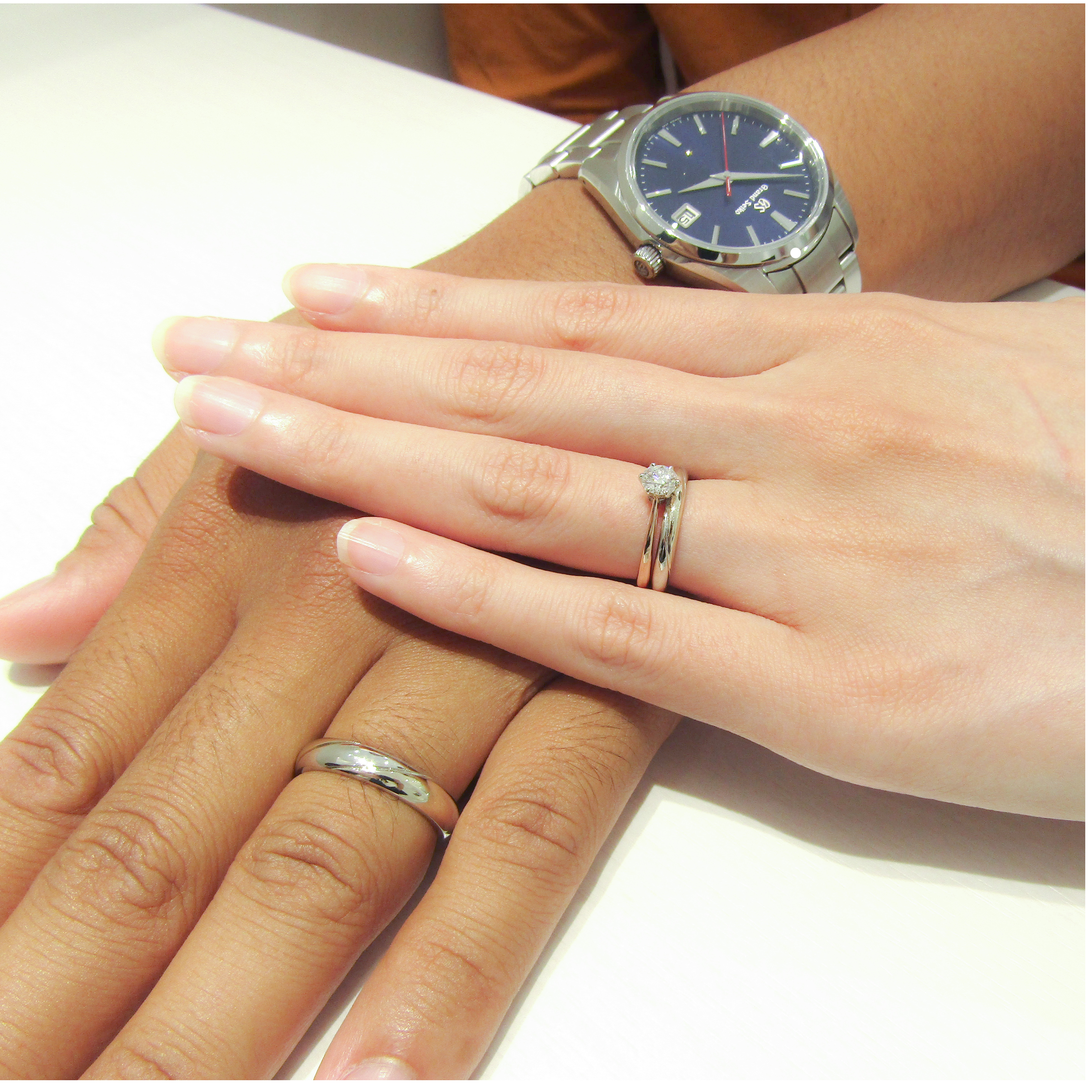 >完成したばかりの結婚指輪を婚約指輪と重ね着けパシャリ！T様の時計も決まってます！