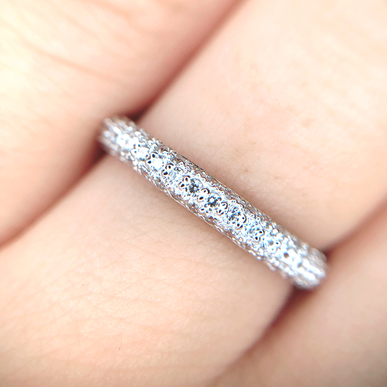 甲丸の形状にセットされたパヴェセッティング。細かいメレダイヤモンドの輝きに見惚れます。