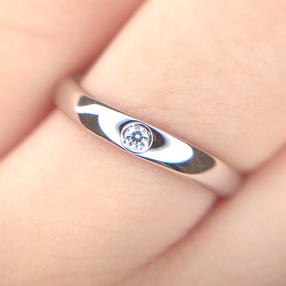 中央に1Pのホワイトダイヤモンド。シンプルイズザベストな結婚指輪。