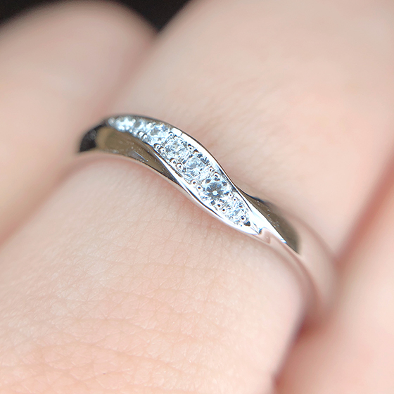 立体的なデザインが美しい結婚指輪。