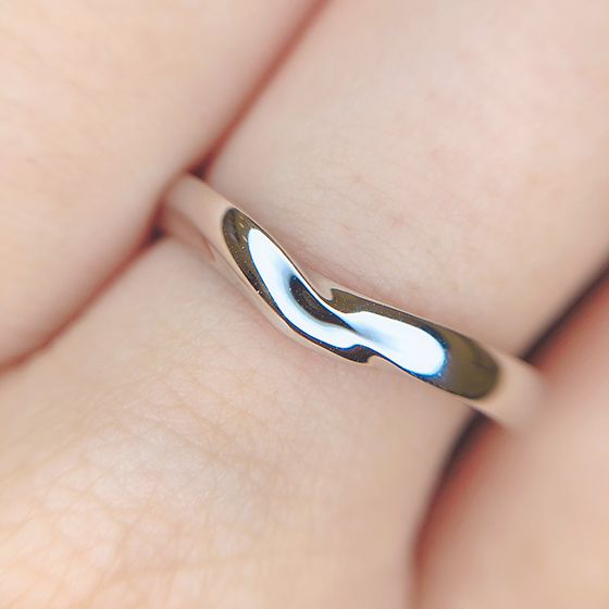 高低差のデザインがキラリと光るmen'sの結婚指輪。