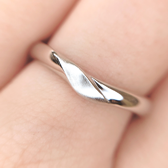 men's用結婚指輪。高低差のあるデザイン性の高い結婚指輪。