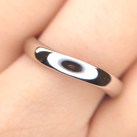 ボリュームのあるmen'sの結婚指輪。プレーンなデザインが人気です。