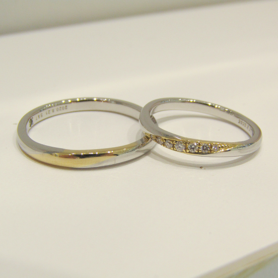 >プラチナベースの中央部分にゴールドラインが入った、シンプルながらもお洒落な結婚指輪です。