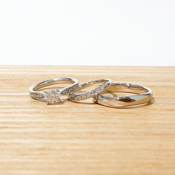 >キラキラの婚約指輪と結婚指輪の重ね着けがたまらなく可愛いです。