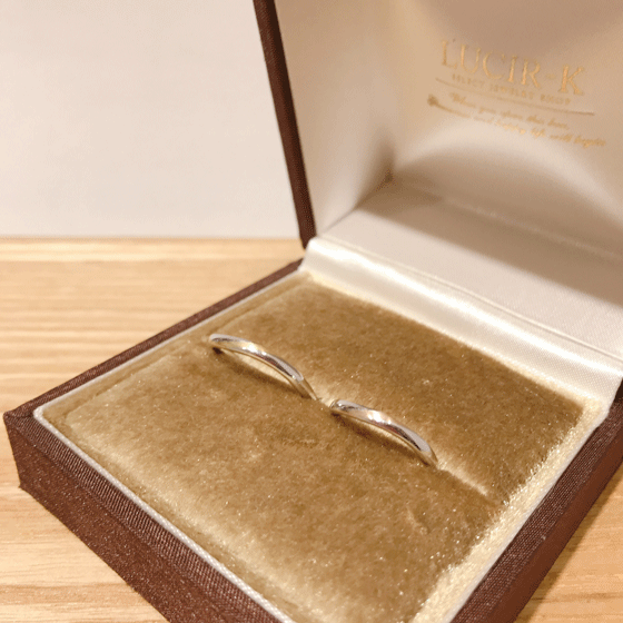 >シンプルなデザインの結婚指輪ですが他にはない個性のあるデザインを選んでくれました。