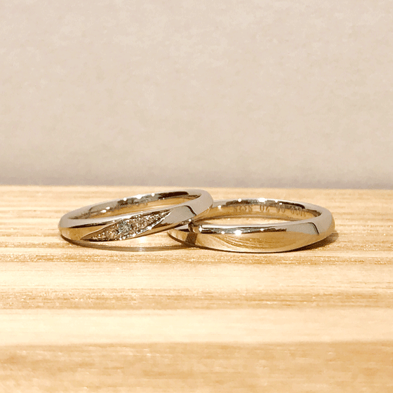 >ブルーダイヤモンドが特徴のお洒落な結婚指輪を選んでくれました。