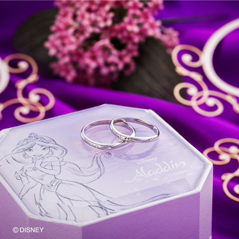 アラジンをイメージした華やかな彫り模様が素敵な結婚指輪です。