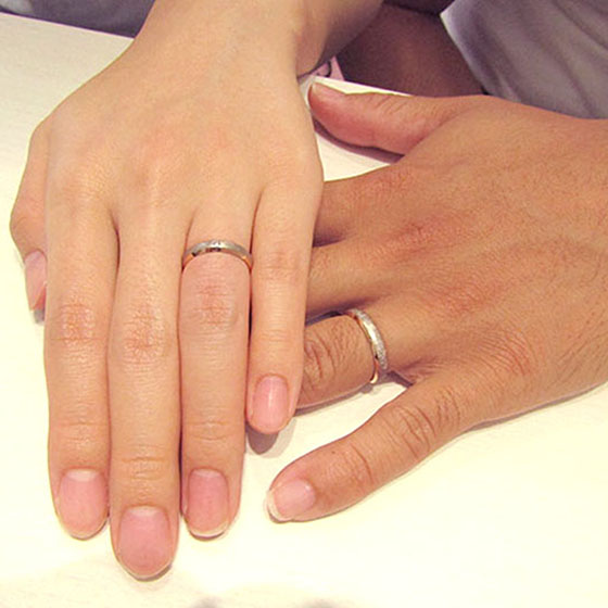 >お二人の指にぴったりの結婚指輪が完成しました。