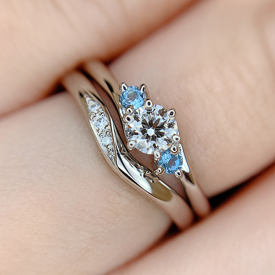 白いダイヤモンドの輝きとイノセントブルーアクアマリンの輝きを存分に楽しめるセットリング。綺麗に重なるラインがいつも着けたくなるセットリングです。