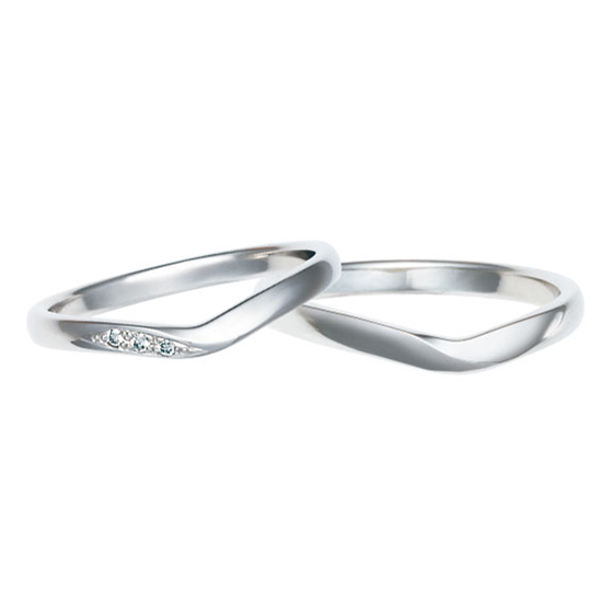 指をキレイに魅せてくれるVラインの結婚指輪。表面に流れのデザインを凹凸をつけて表現しています。