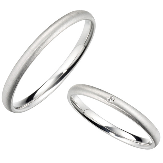 細身でスタイリッシュな結婚指輪。表面の仕上げで印象が変わります。