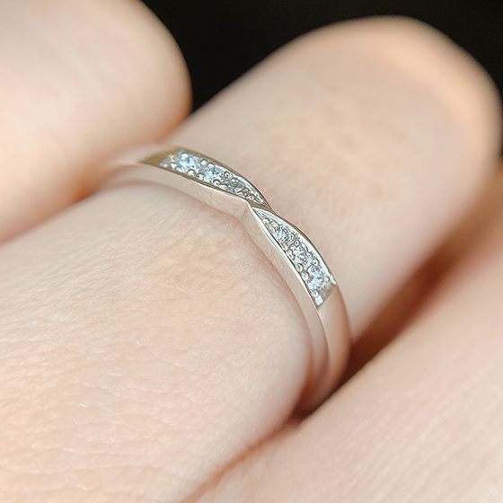 細身でもしっかりとした厚みがあり、強度面においても安心の結婚指輪。