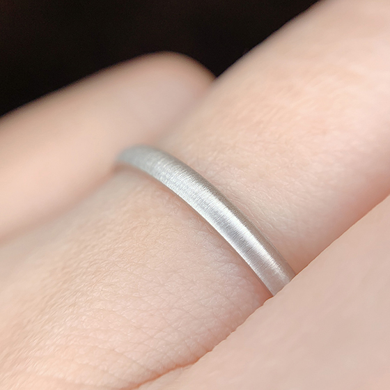 シンプルな細身の結婚指輪ですが、ゲスナーならではの表面の仕上げでしなやかに輝きます。