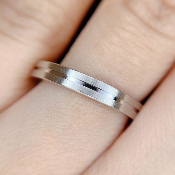 中央のラインの光沢感が品のある結婚指輪デザインです。
